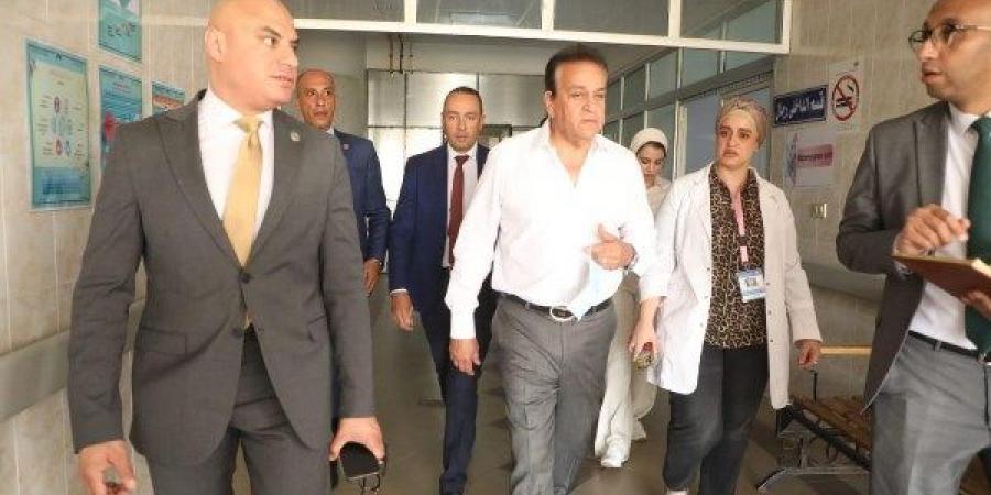 حاملا الأطفال ومستمعاً لشكاوي المرضى .. 14 صورة تلخص جولة مفاجئة لوزير الصحة لعدد من المستشفيات - هرم مصر