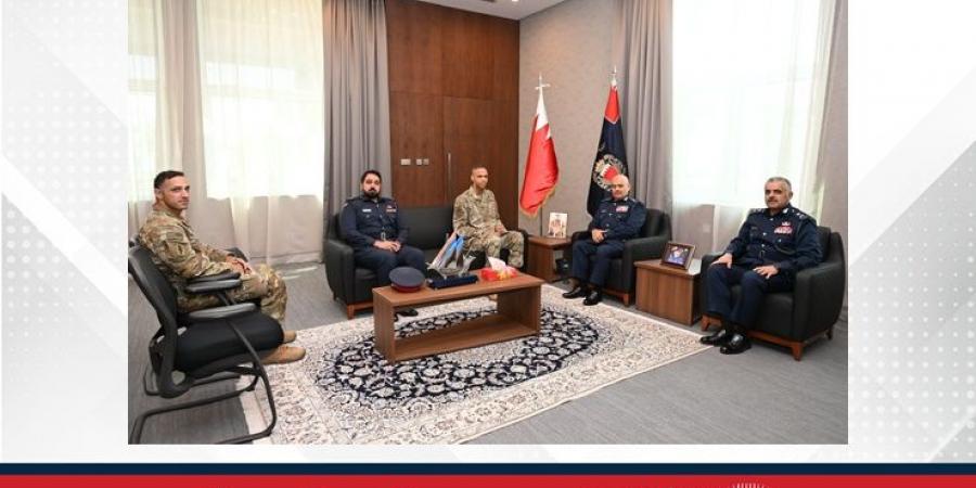 رئيس الأمن العام يستقبل الملحق العسكري بالسفارة الأمريكية لدى مملكة البحرين - هرم مصر