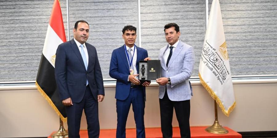 وزير الرياضة يلتقي بطل الكيك بوكس محمد راتب - هرم مصر