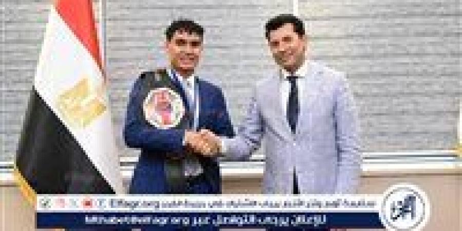 وزير الرياضة يلتقي بطل الكيك بوكس محمد راتب - هرم مصر