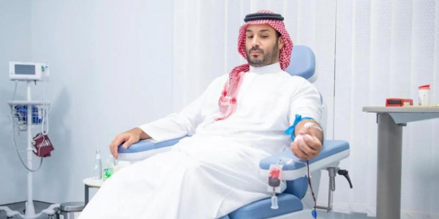 ولي العهد يتبرع بالدم في بادرة كريمة.. ويُطلق الحملة الوطنية السنوية - هرم مصر