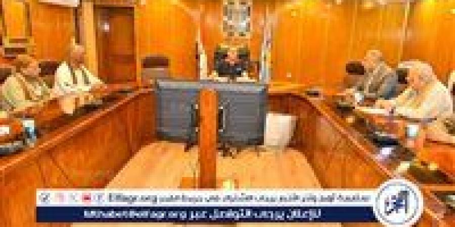 محافظ أسيوط يلتقي عددا من الفلاحين لمناقشة تعظيم الاستفادة من الأراضي الصحراوية - هرم مصر