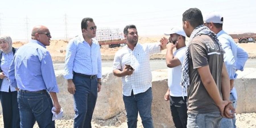 رئيس جهاز العاشر يكشف عن تنفيذ أهم مشروعات الطرق والمياه بالمدينة.. صور - هرم مصر