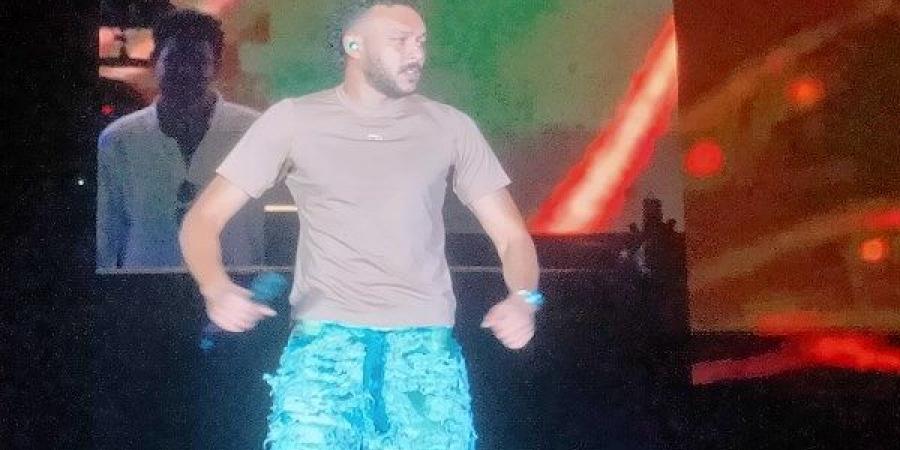 مهرجان العلمين الجديدة.. ويجز يغني بدون جزمة «حافي القدمين» - هرم مصر