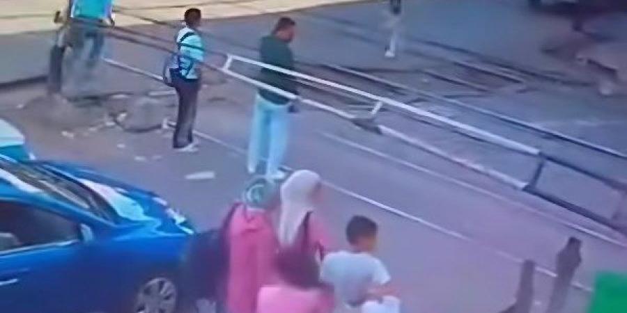 يقظة غفير مزلقان تنقذ شابًا من الموت تحت عجلات قطار ببني سويف| شاهد - هرم مصر
