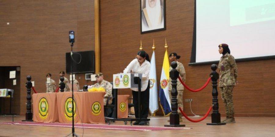 الكويت.. وزير الدفاع يشهد القرعة العلنية لاختيار المتقدمات الجامعيات لدورة الضباط الدفعة (1) - هرم مصر