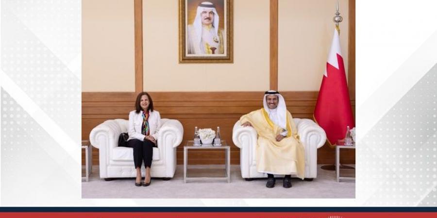 وزير الإعلام يستقبل القائم بأعمال سفارة الجمهورية اللبنانية لدى مملكة البحرين - هرم مصر