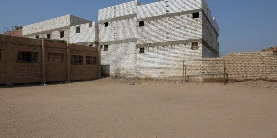 "شكراً على الاستجابة".. أهالي قرية بالمنيا يرحبون بمحافظهم بعد معاينة أرض لخدمتهم - هرم مصر