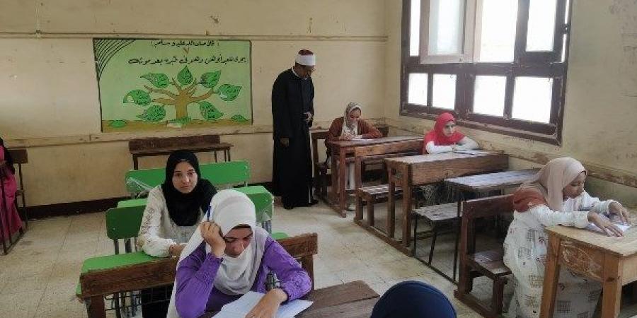 طلاب الثانوية الأزهرية يواصلون امتحانات الدور الثاني بالحديث والجغرافيا - هرم مصر