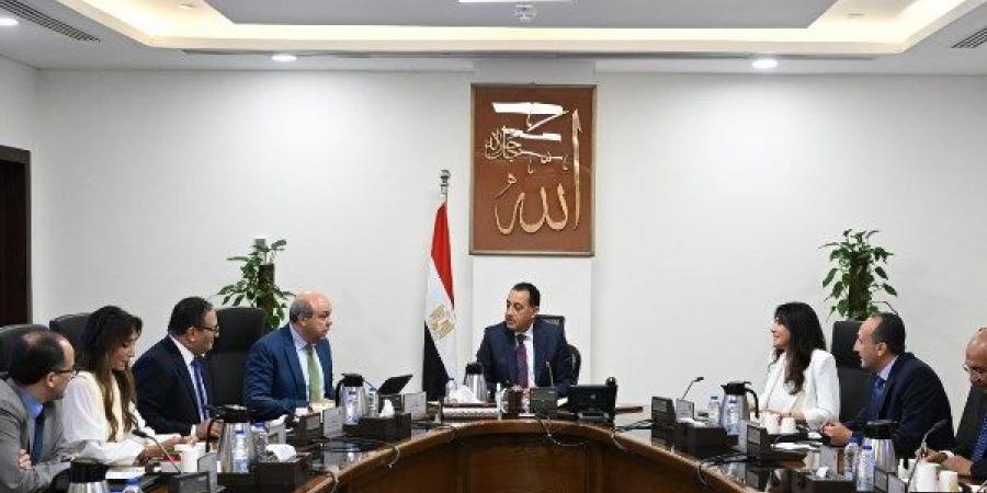 رئيس الوزراء يتابع الموقف التنفيذي لمشروع "مبنى 4" بمطار القاهرة - هرم مصر
