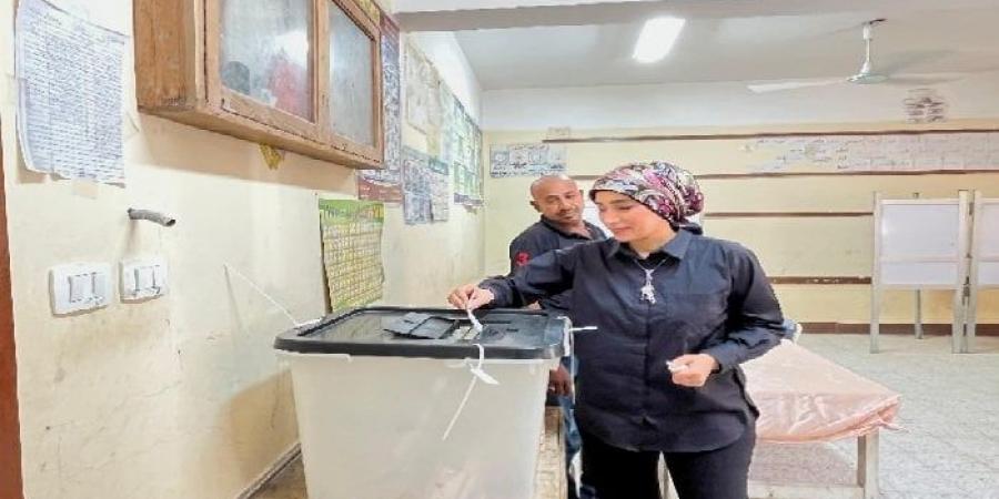 رئيس جامعة الأقصر تدلي بصوتها في جولة الإعادة لانتخابات مجلس الشيوخ - هرم مصر