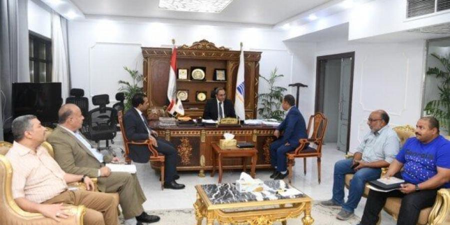 محافظ قنا يستقبل رئيس جهاز المدينة الجديدة لبحث سبل التعاون المشترك - هرم مصر