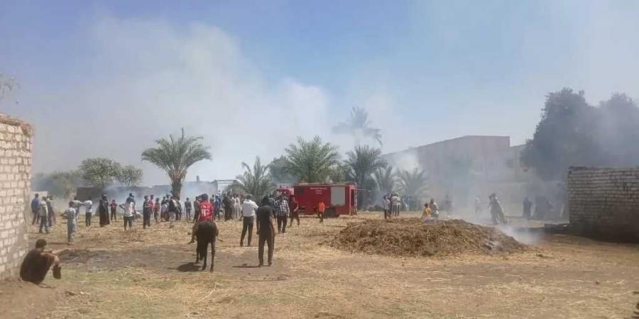 الدفع بـ3 سيارات إطفاء.. نشوب حريق داخل قاعة أفراح وحوشين ماشية في قنا - هرم مصر