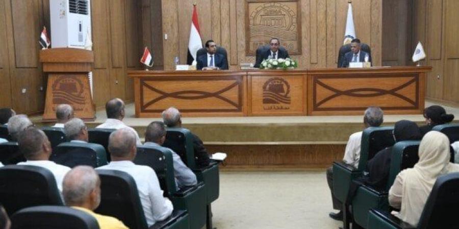 محافظ قنا يبحث مع قيادات التضامن الاجتماعي سبل دعم الأسر الأولى بالرعاية - هرم مصر