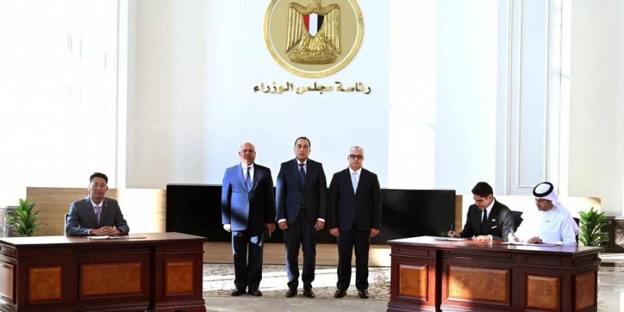 مصر تنشئ مجمعاً صناعياً للألواح الشمسية بـ220 مليون دولار - هرم مصر