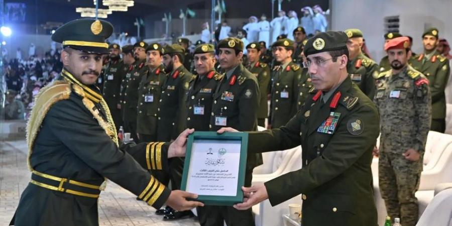 مدير الجوازات المكلف يشهد حفل تخريج 713 خريجًا من دورة الفرد الأساسي الـ48 - هرم مصر