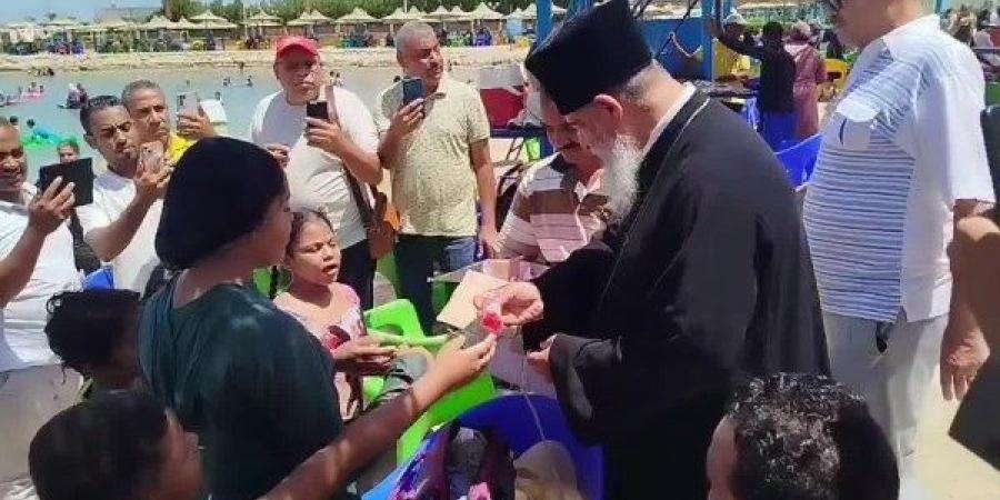 وكيل مطرانية الكاثوليك بالغردقة يوزع حلوى المولد النبوي على الأطفال والأهالي - هرم مصر