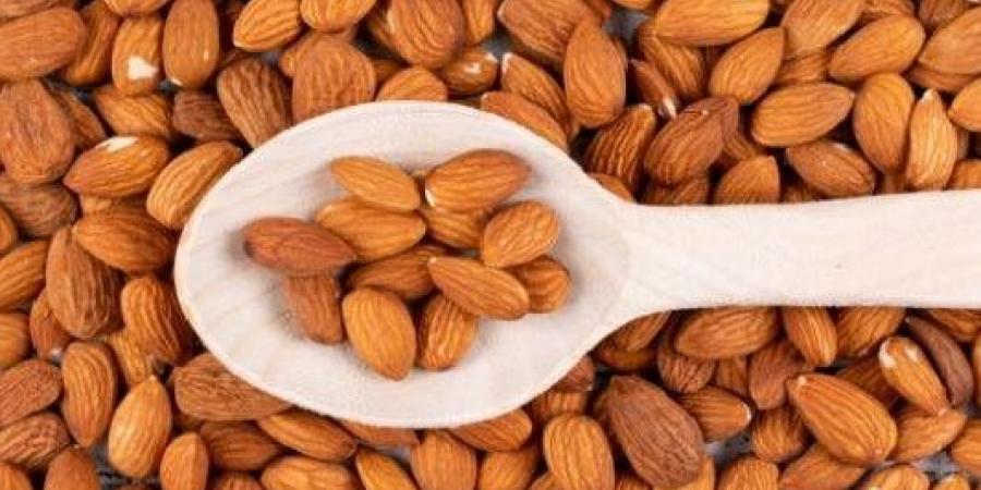 ماذا يحدث للجسم عند تناول اللوز المنقوع لمدة شهر؟ - هرم مصر