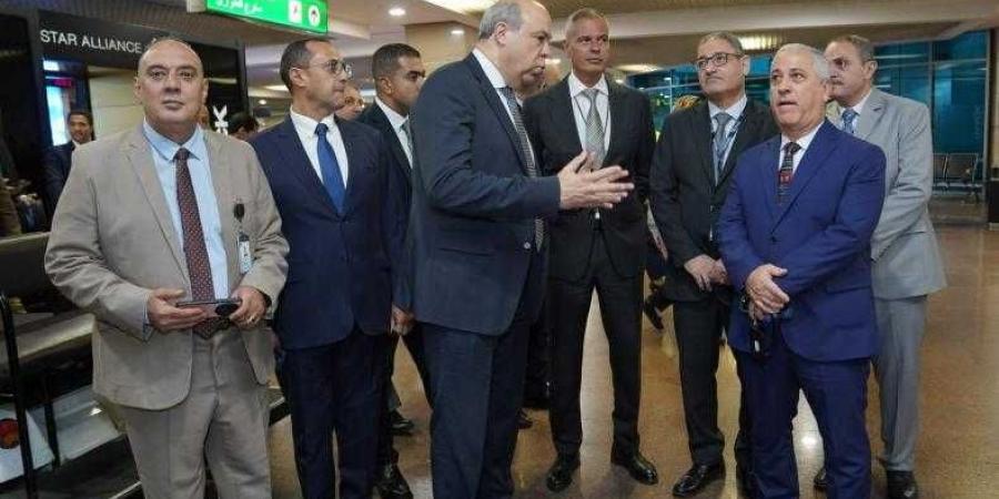 وزير الطيران المدني ورئيس الهيئة الوطنية للصحافة في استقبال أوائل الجمهورية قبل سفرهم إلى ألمانيا.. ثم أعقبها جولة تفقدية موسعة بمطار القاهرة الدولي - هرم مصر