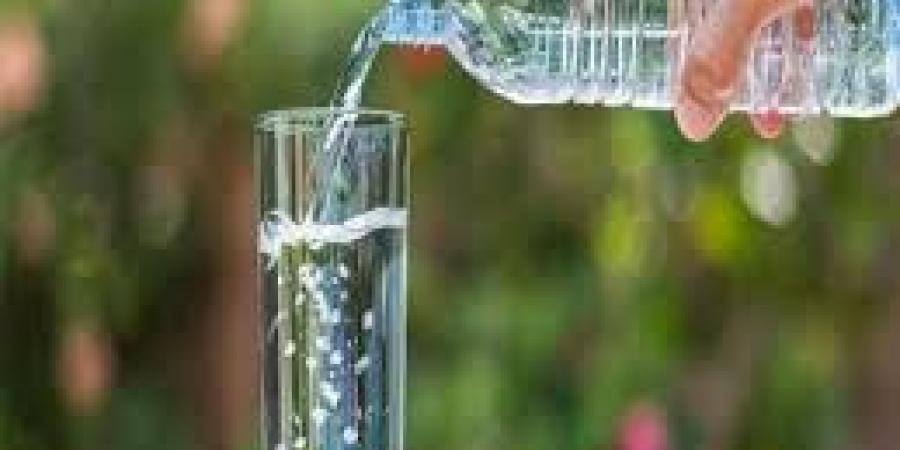 لا تشربها قبل أن تعرف الحقيقة.. زجاجات المياه البلاستيكية في الشمس قد تؤدي إلى خطر داهم يهدد صحة الجسم - هرم مصر