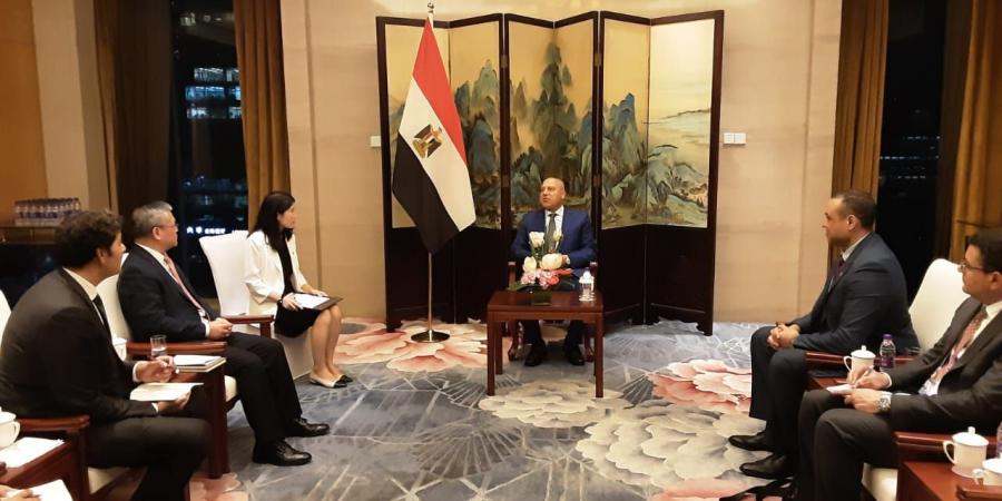 كامل الوزير ورئيس شركة افيك يبحثان تنفيذ مراحل القطار الكهربائي - هرم مصر