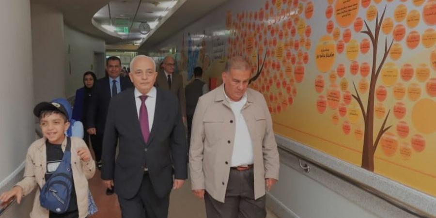 وفد جامعة الريادة يزور مستشفى 57357 ويقدم منح دراسية للمتعافين - هرم مصر