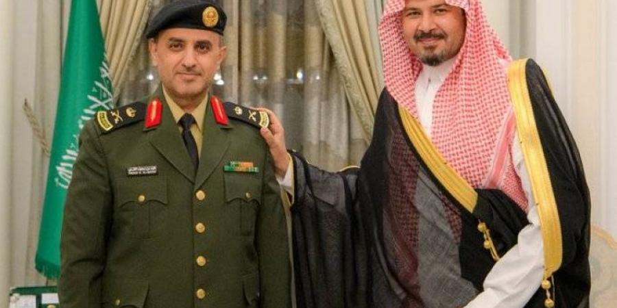 أمير منطقة المدينة المنورة يُقلّد مدير السجون رتبة لواء - هرم مصر