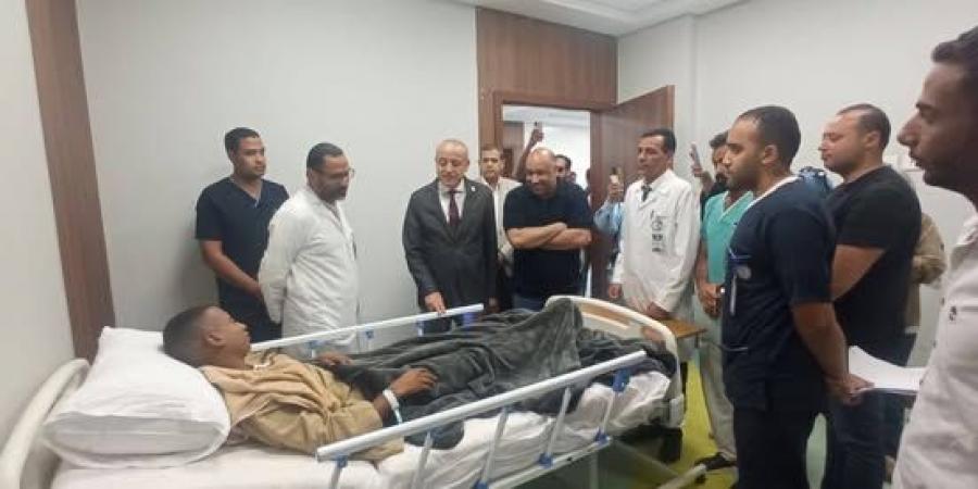مصرع وإصابة 17.. محافظ الأقصر يزور ضحايا حادث انقـ ـلاب أتوبيس بمجمع الأقصر الطبي - هرم مصر