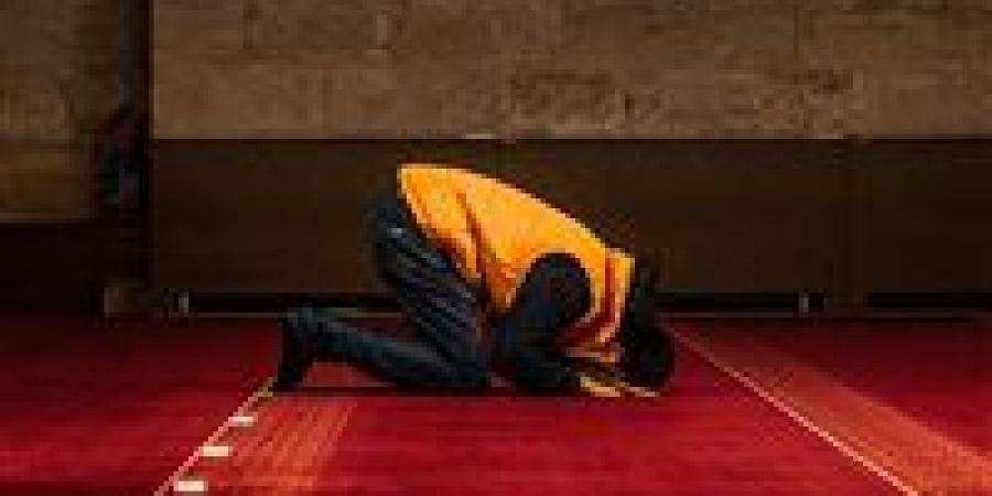 ما حكم ظهور أسفل الظهر في الصلاة؟.. دار الإفتاء تجيب - هرم مصر