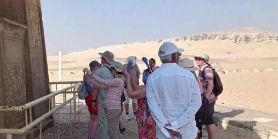 المنيا تفتح ذراعيها للعالم.. أفواج سياحية متعددة الجنسيات تزور تل العمارنة وتونا الجبل - هرم مصر