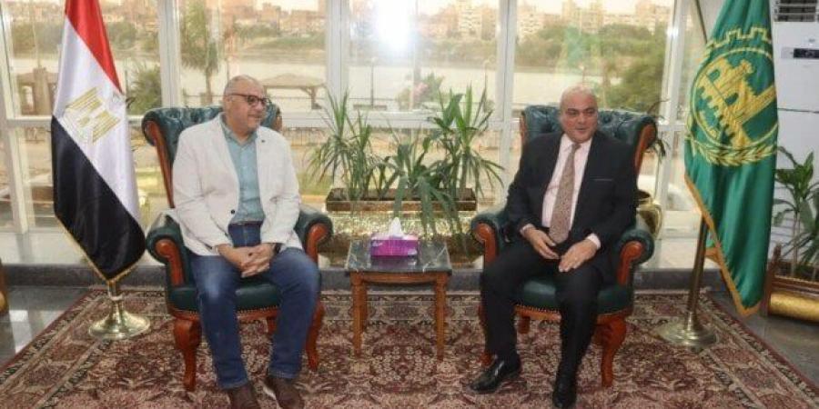 محافظ القليوبية يبحث آليات تنفيذ برامج محو الأمية - هرم مصر