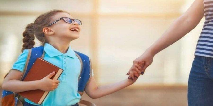 نصائح نفسية للأمهات| كيف تساعدين طفلك على التكيف مع المدرسة لأول مرة؟.. فيديو - هرم مصر
