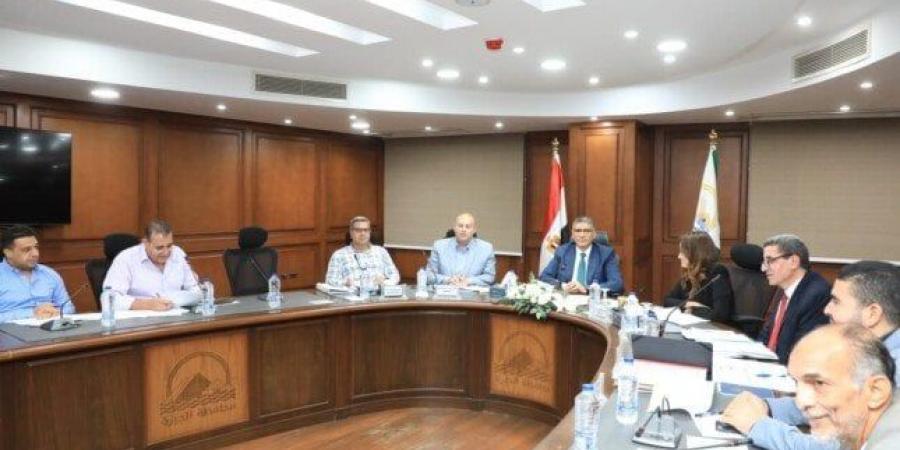 محافظ الجيزة يترأس عددًا من اجتماعات مجالس إدارات الأجهزة التنفيذية لبحث تطوير الخدمات - هرم مصر