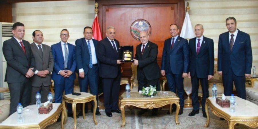 لتهنئته بالمنصب.. رئيس النيابة الإدارية يستقبل أعضاء مجلس إدارة نادي قضاة مصر - هرم مصر