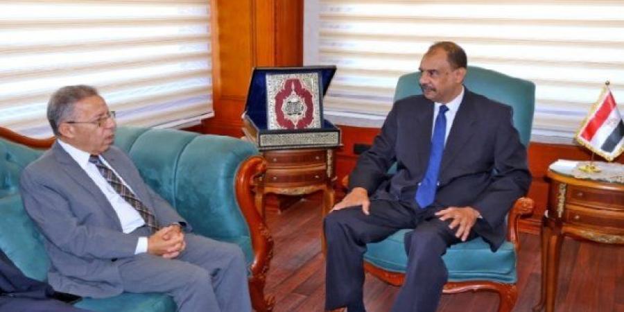محافظ سوهاج يستقبل النقيب العام لأطباء مصر - هرم مصر