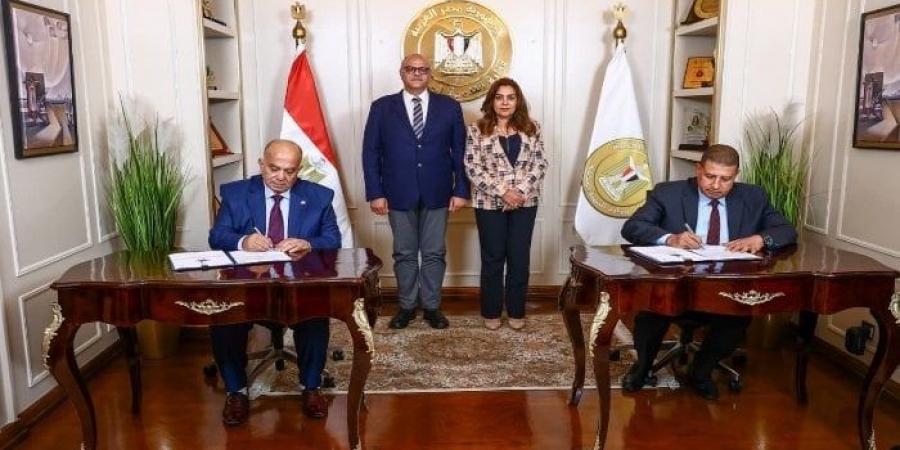 وزيرة التنمية المحلية ومحافظ القليوبية يشهدان توقيع عقد تقديم خدمات الجمع ونظافة الشوارع بأحياء شبرا الخيمة - هرم مصر