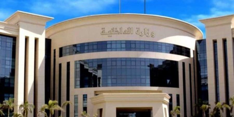 ضبط 11 شركة وهمية للنصب على المواطنين بزعم تسفيرهم للعمل بالخارج - هرم مصر