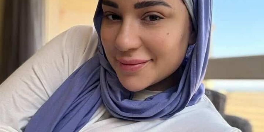 اسما شريف منير تشارك صورتها بالحجاب: بدون ميكب أو استايل جذاب بس احساس مريح جدا - هرم مصر