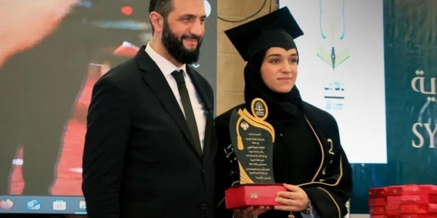 ظهرت بعباءة التخرج وألقت كلمة.. الرئيس السوري يحتفل بتخرج عقيلته من الجامعة - هرم مصر