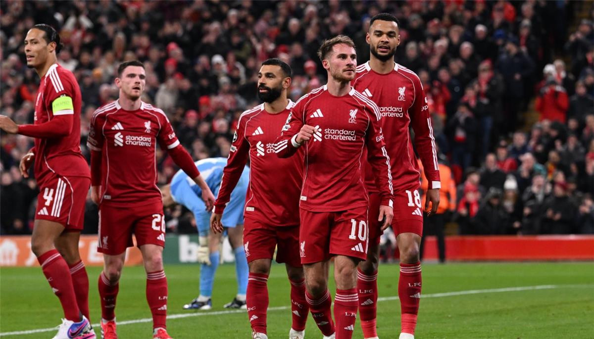 أسطورة مانشستر يونايتد تنتقد أداء ليفربول في المباراة الأخيرة وتثير الجدل بين الجمهور