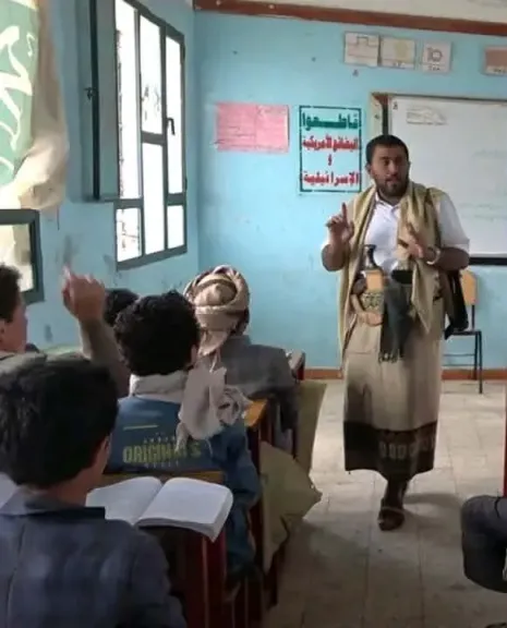 الحوثيون يجرون تغييرات جذرية في آلية صرف مرتبات الموظفين ويثيرون قلقًا واسعًا بين العاملين