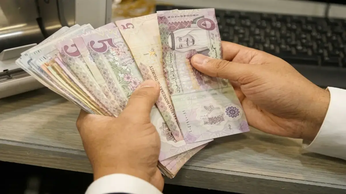 سعر الريال السعودي مقابل الجنيه يتغير بشكل طفيف خلال منتصف التعاملات ويؤثر على المسافرين والمعتمرين