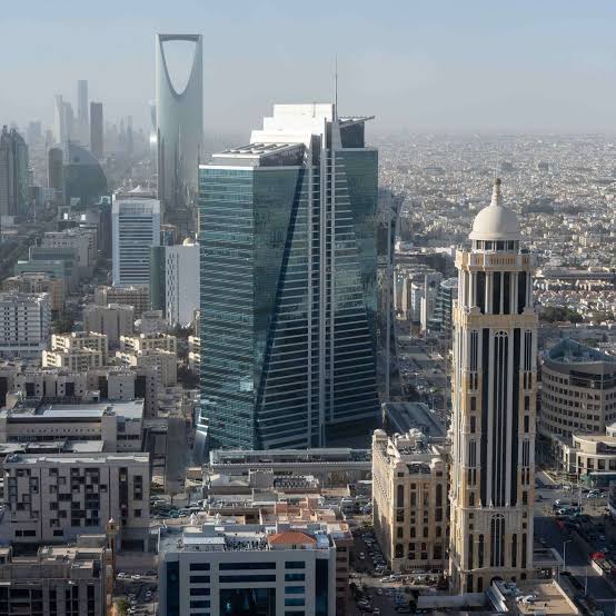 إصابة مواطن سعودي وأضرار مادية كبيرة في الرياض بسبب سقوط شظايا صاروخين وتداعيات الحدث الأمني