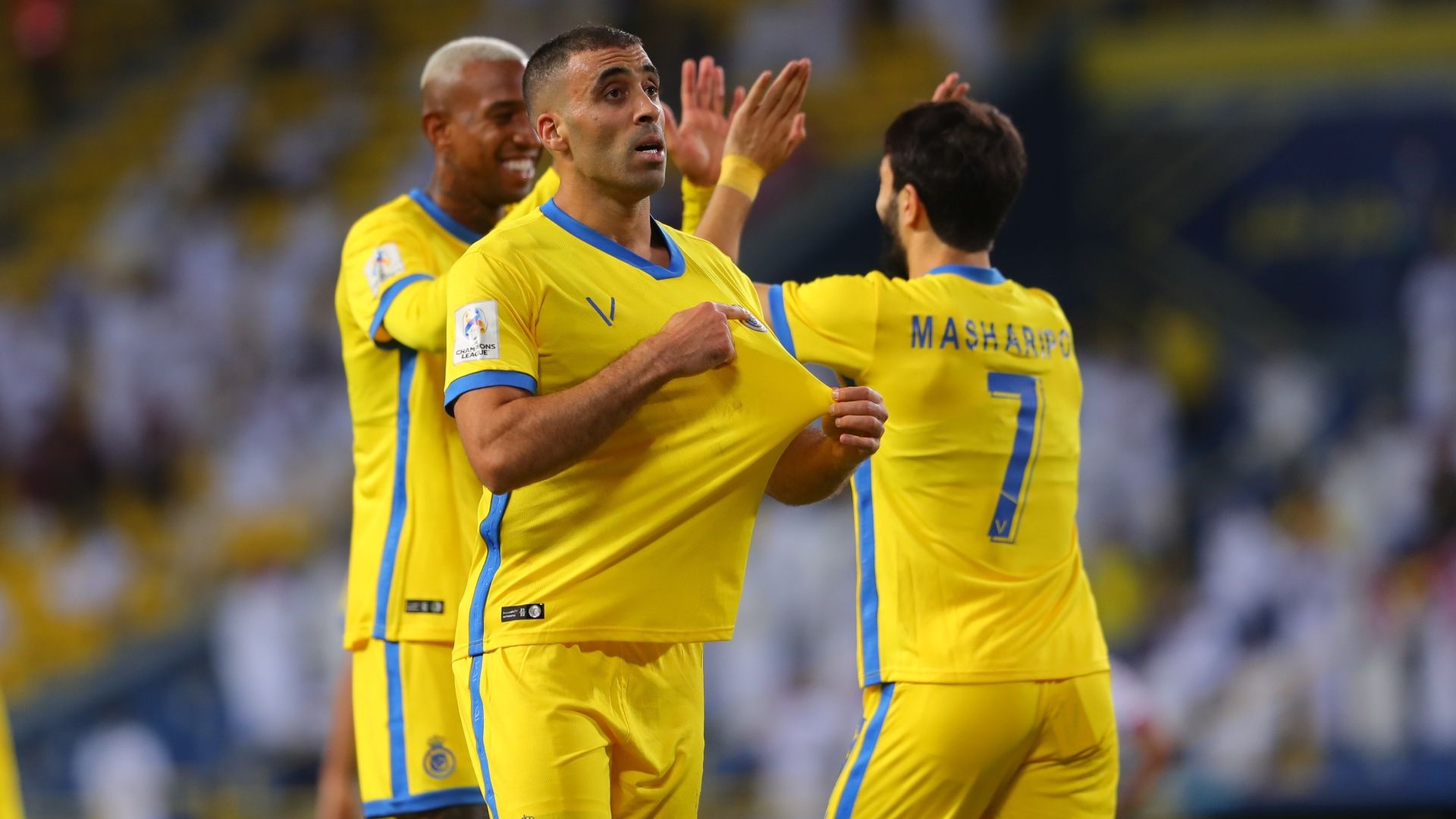 إعلامي يشبه موقف حمد الله بفؤاد أنور بعد استبعاده من صورة النصر التاريخية بدون إساءة للنادي والجماهير
