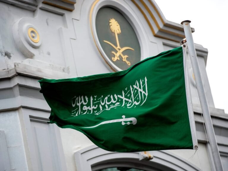 السفارة السودانية بالرياض تطلق نداء عاجل لموظفي الدولة المقيمين في السعودية بالحضور الفوري للاجراءات المهمة