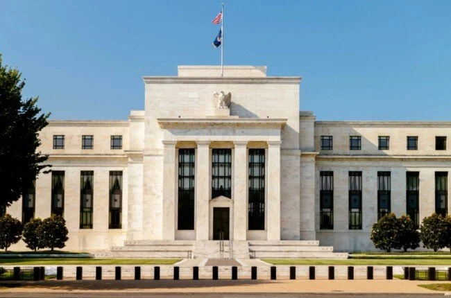 تثبيت أم رفع الفائدة الأسواق تترقب قرار الفيدرالي الأمريكي الأربعاء المقبل وتأثيره على الأسواق المالية