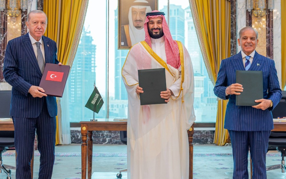تحرك إقليمي عاجل نحو طهران استعداداً لاجتماع سعودي إيراني تركي وباكستاني يبحث تعزيز العلاقات والتعاون المشترك
