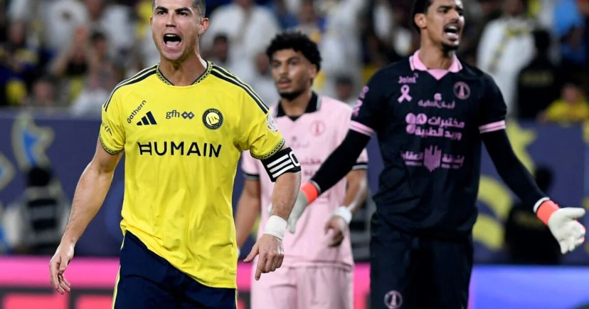 رونالدو يقود النصر لفوز كبير على الخلود بخمسة أهداف ويقترب من الهدف الألف