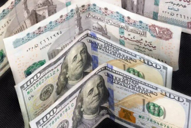 سعر الدولار يتخطى 56 جنيهًا والجنيه المصري يسجل أدنى مستوى له مقابل العملات الأجنبية