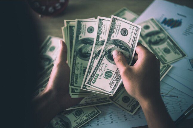 سعر الدولار يواصل الصعود في ختام تعاملات اليوم الإثنين ويقترب من مستوى 57 جنيهًا بشكل واضح